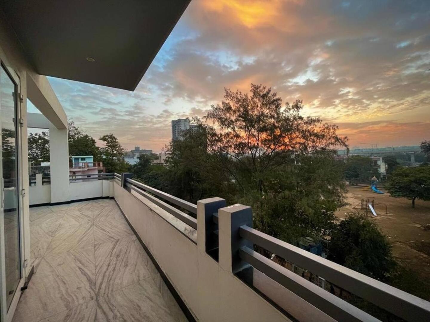Metro Connected Homestay with Parkview view 3
