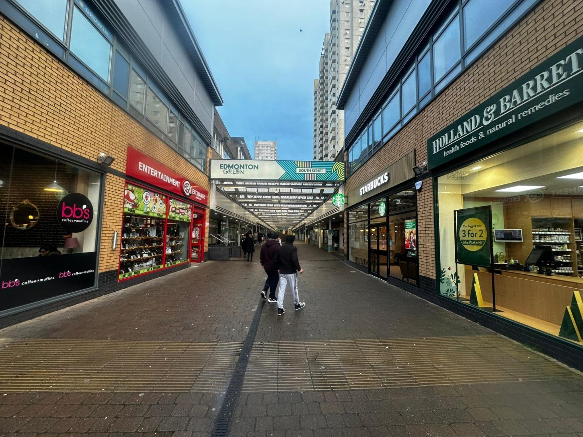 London 2 double bedrooms 2 Bathrooms Holiday Home - Parking SKYSPORTS, NETFLIX - 2 - 3 minutes walk to the Train station - 19min to London Liverpool Street