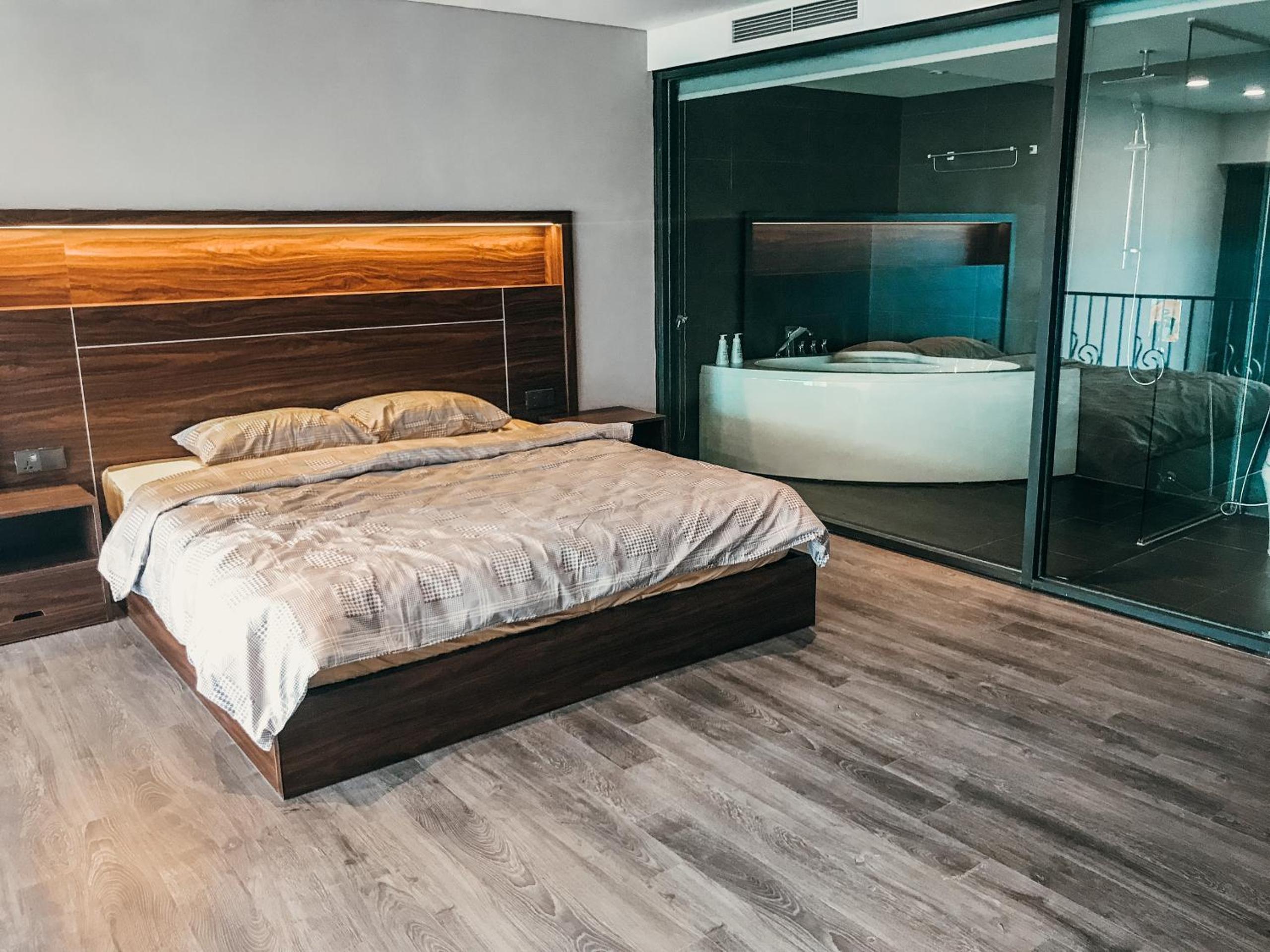 PENTSTUDIO_5Stars_Westlake_Luxury