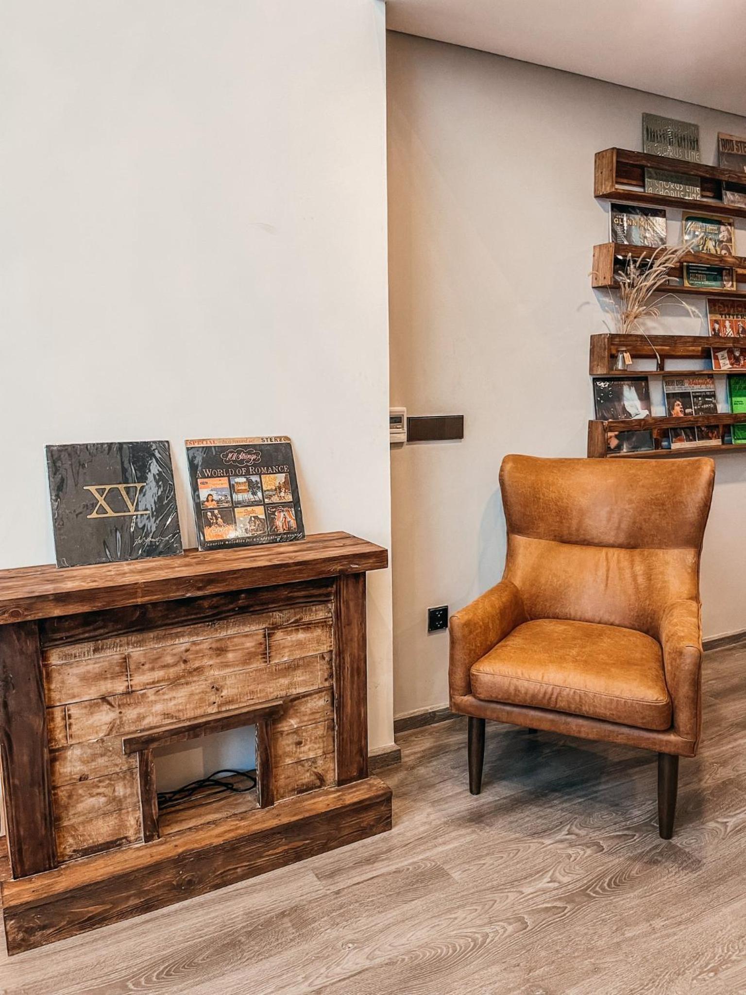 PENTSTUDIO_5Stars_Westlake_Luxury