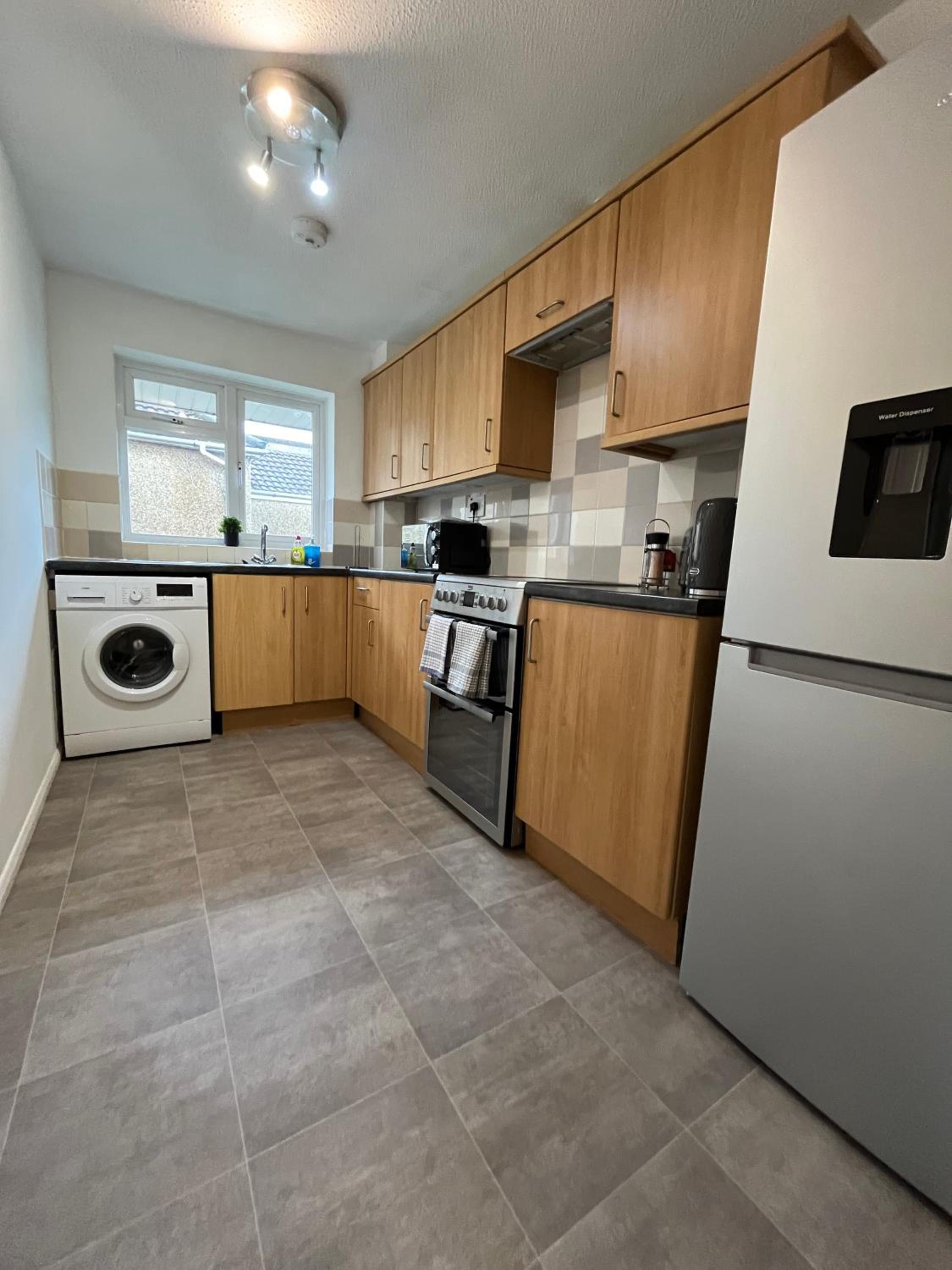 St Denys 2 bedroom flat, Convenient location next to station, Great for contractors view 3