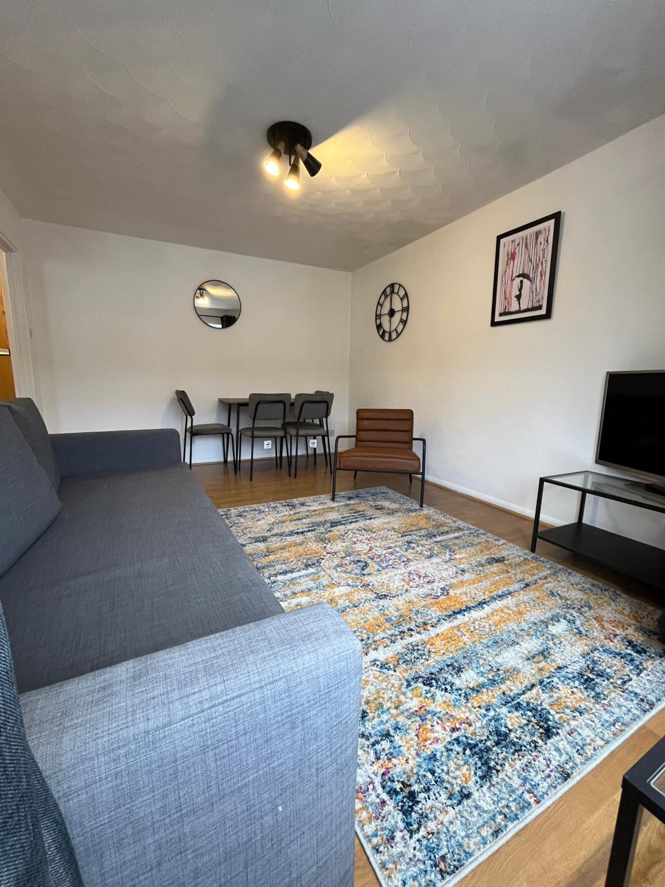 St Denys 2 bedroom flat, Convenient location next to station, Great for contractors view 2