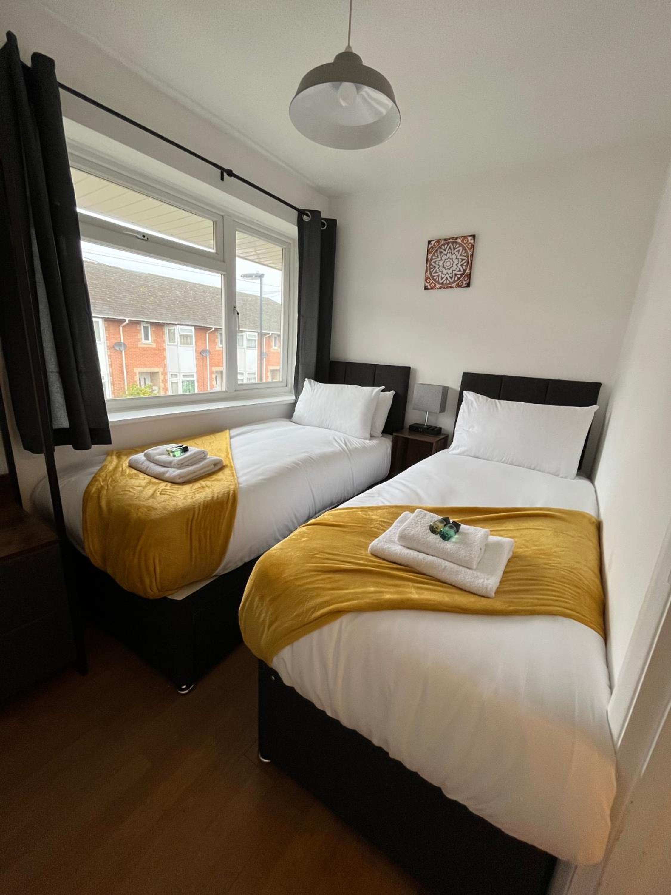 St Denys 2 bedroom flat, Convenient location next to station, Great for contractors view 4