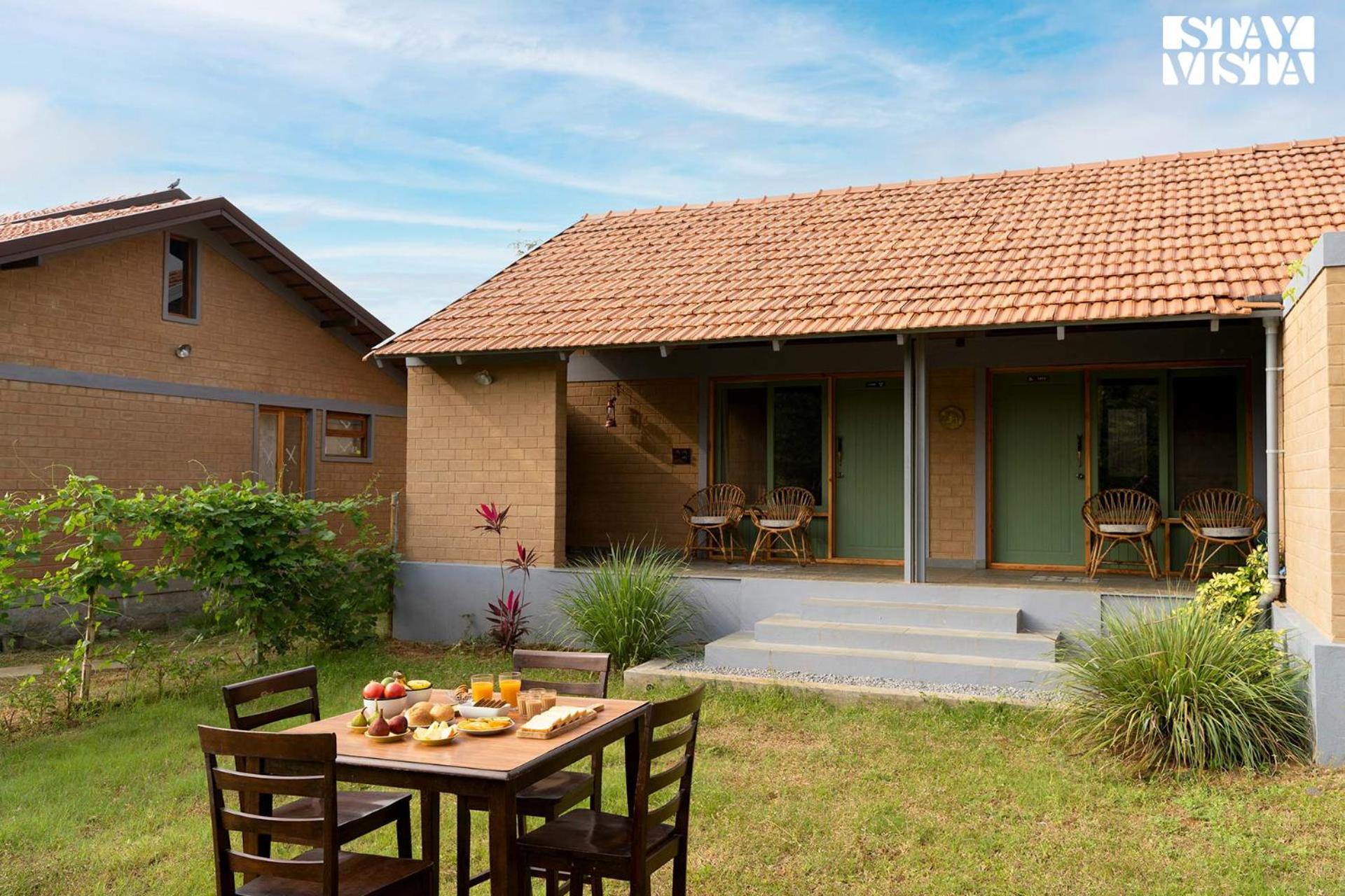 StayVista at Sunnyside Farmstay with Bonfire & Lawn
