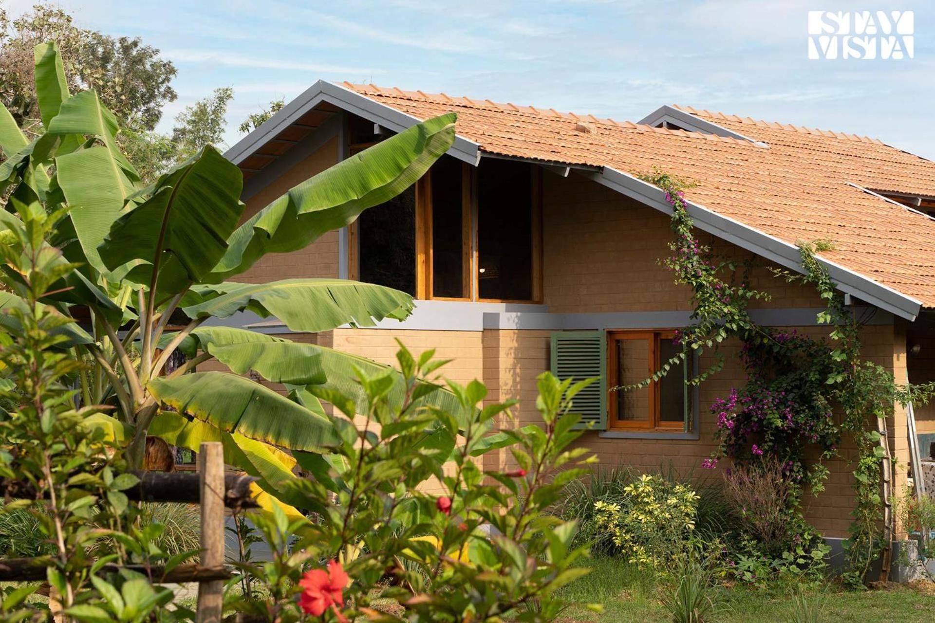 StayVista at Sunnyside Farmstay with Bonfire & Lawn