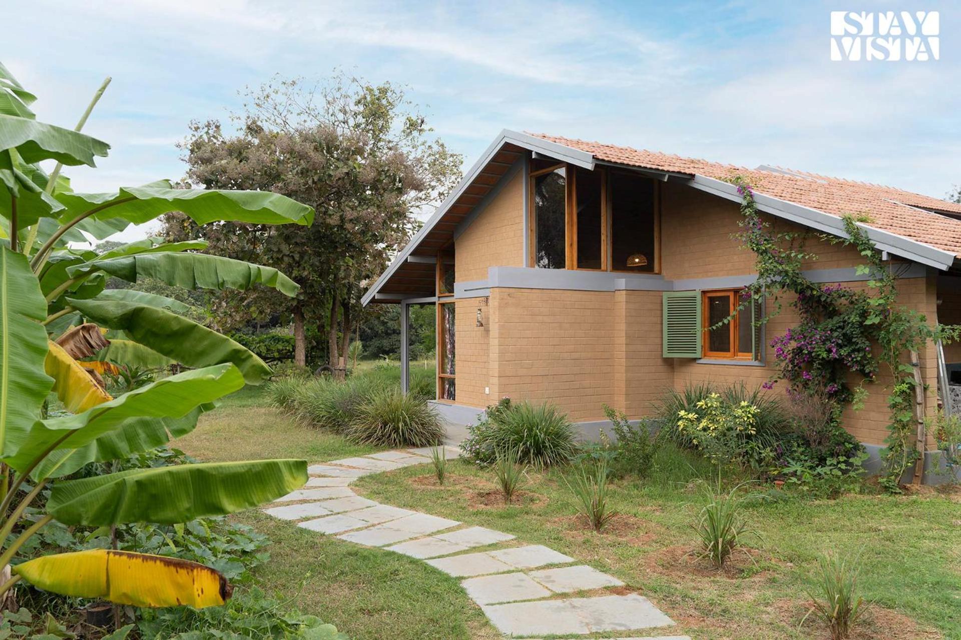 StayVista at Sunnyside Farmstay with Bonfire & Lawn