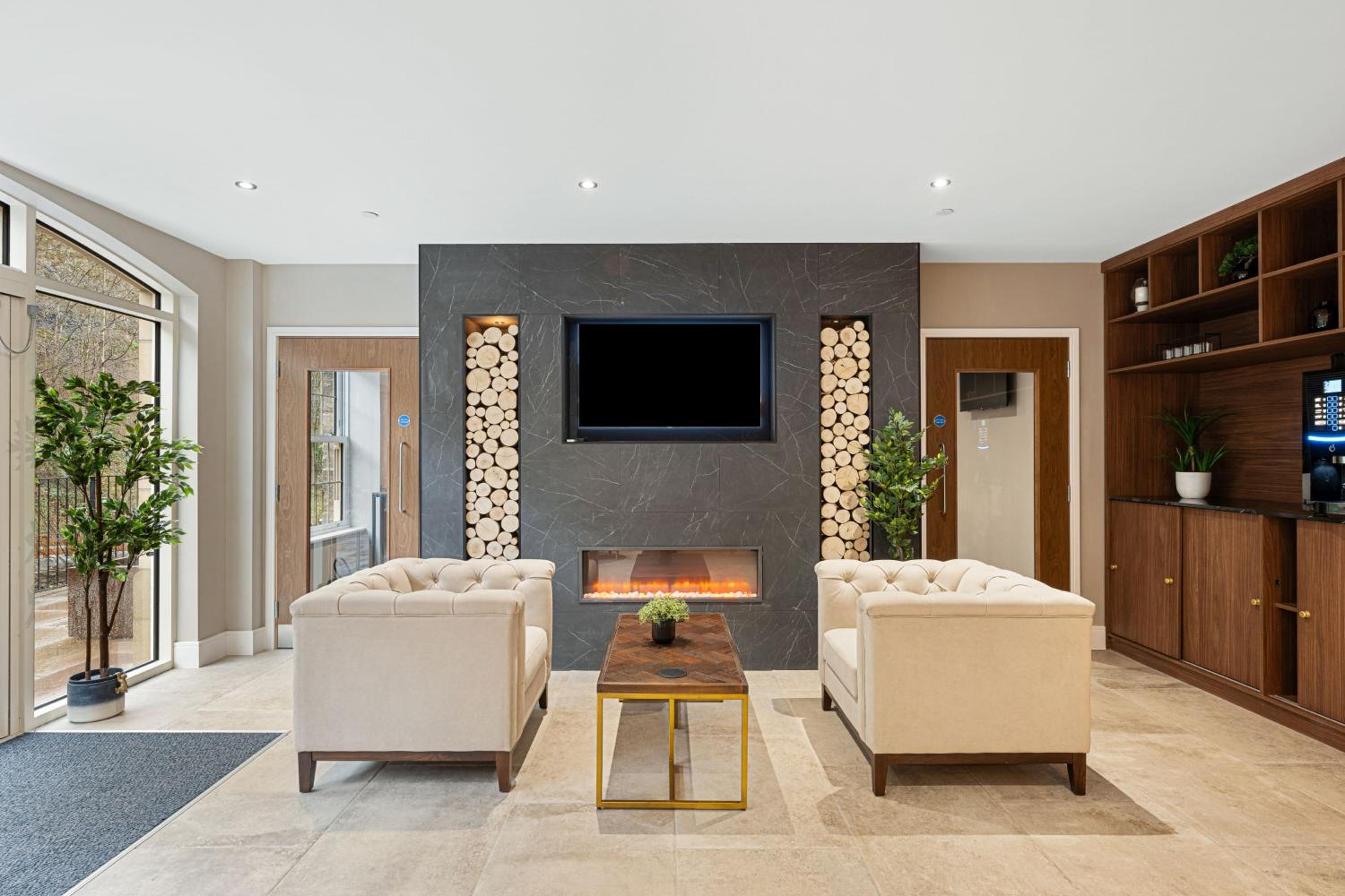Derwent Suite - Apartment 32 view 2