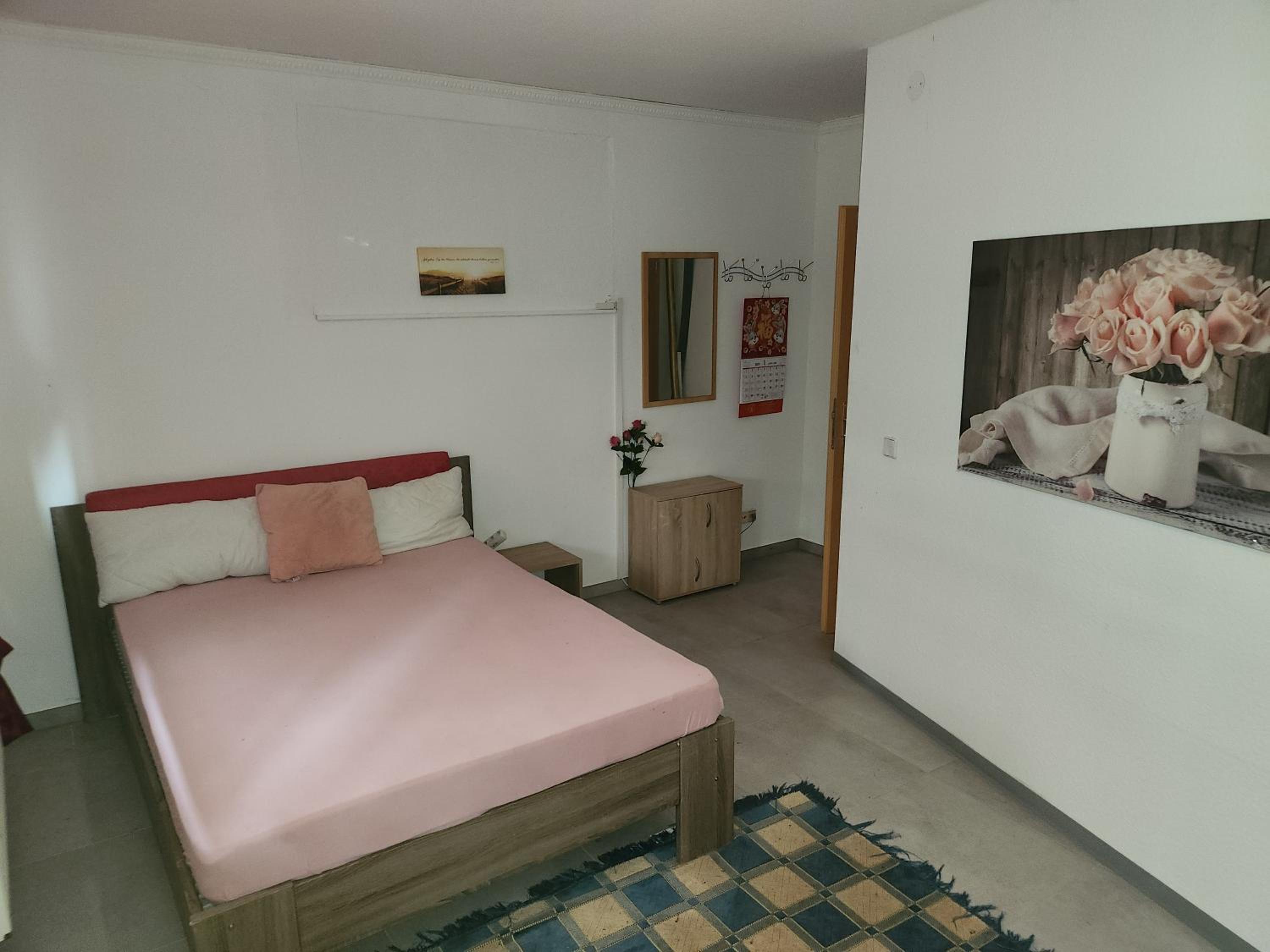 Halle, TOP -PREISE, große 79 qm SD FeWo, EG, wahlweise mit 1- 3 DZ, inklusiv TV Lounge, Küche, Bad WC Einfach und gut, Langzeitmieter VB Preise