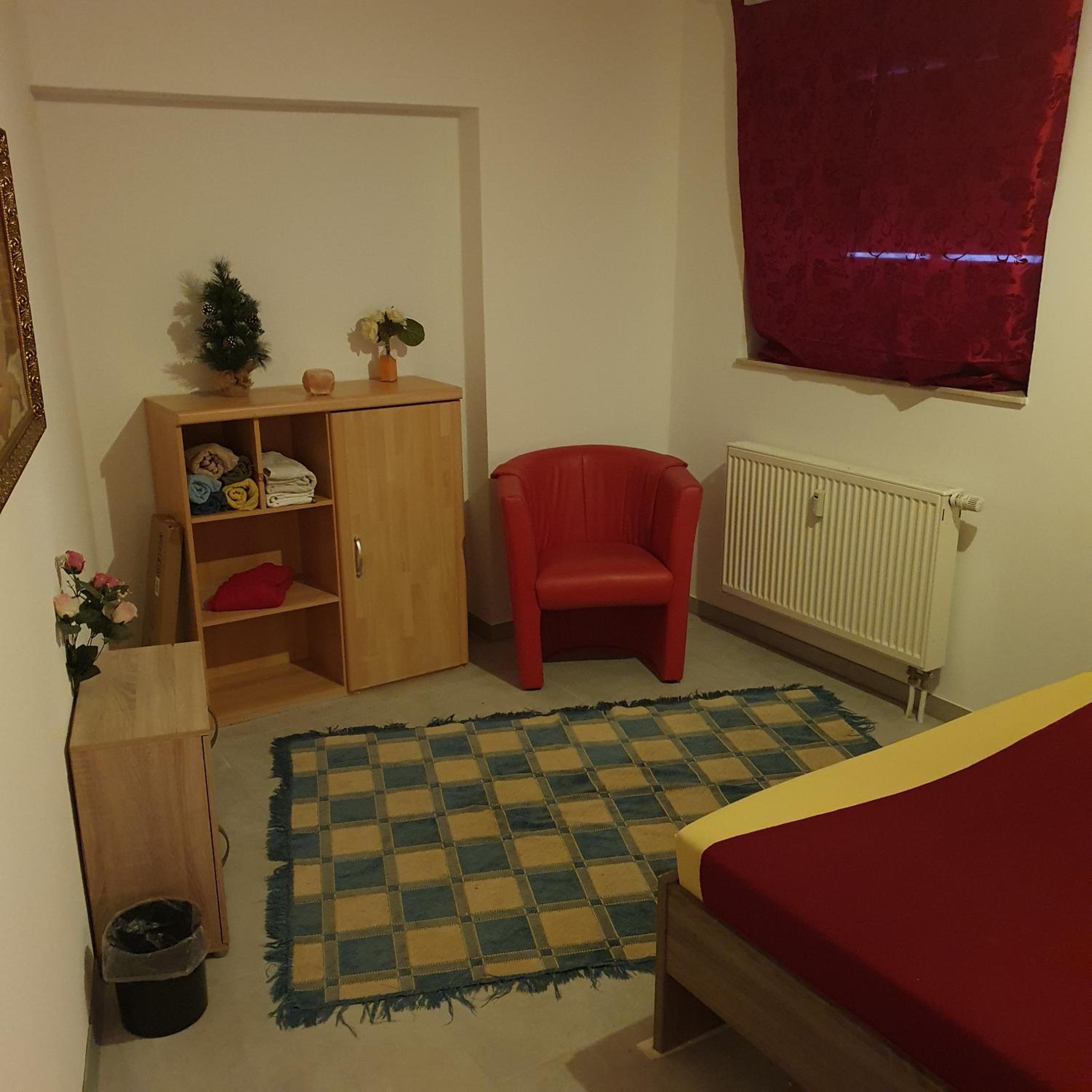 Halle, TOP -PREISE, große 79 qm SD FeWo, EG, wahlweise mit 1- 3 DZ, inklusiv TV Lounge, Küche, Bad WC Einfach und gut, Langzeitmieter VB Preise