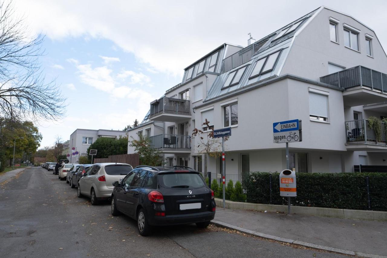Modern apartment w/ cozy balcony near city center