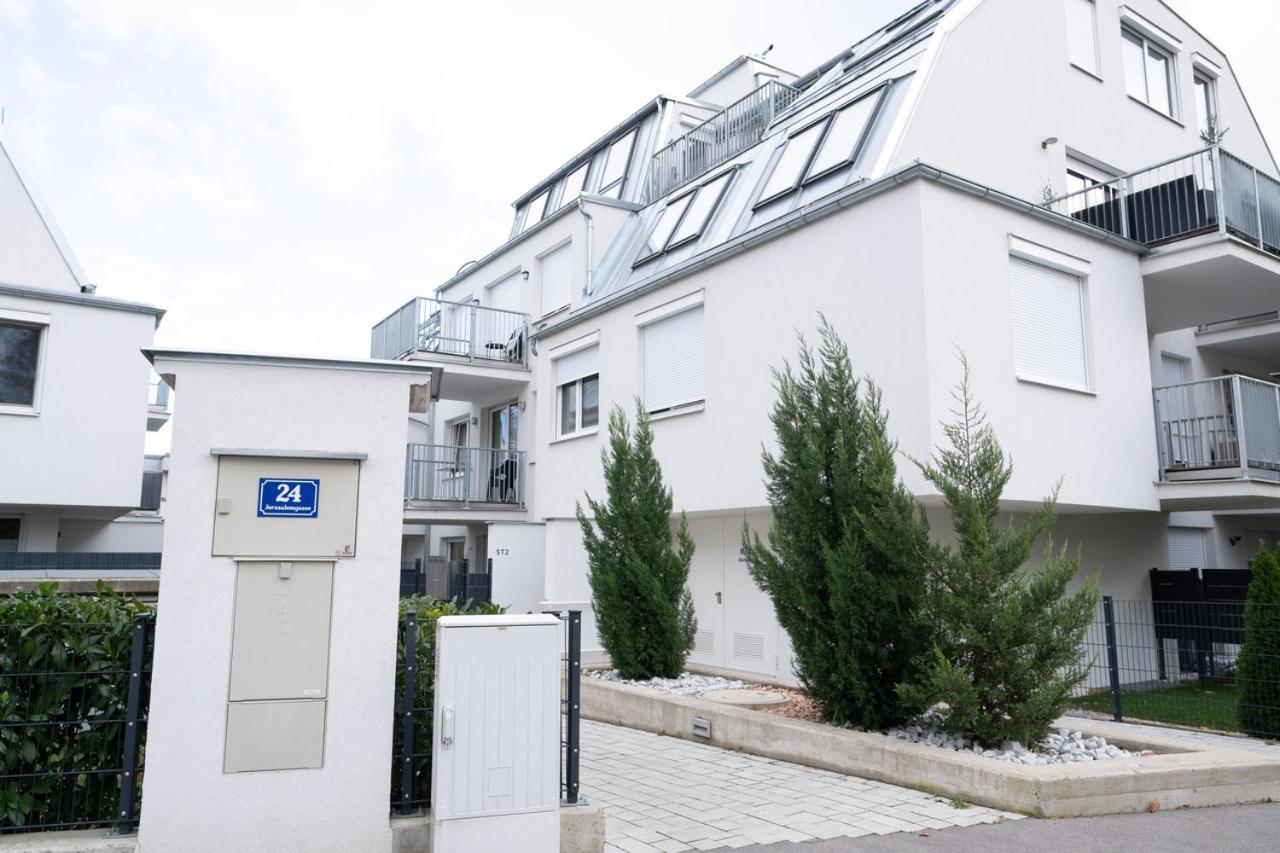 Modern apartment with private balcony near city center