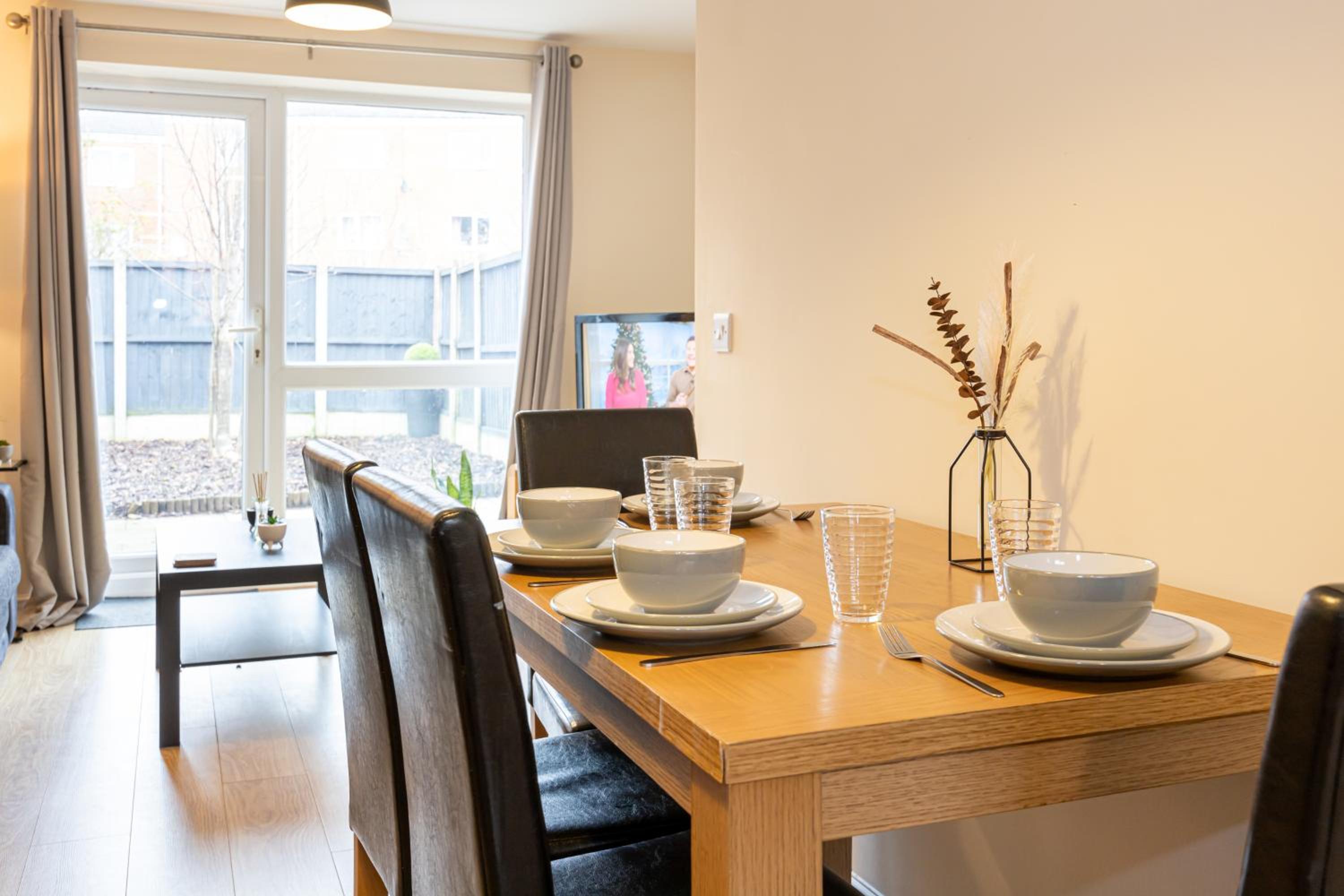 Beautiful 4 Bed House in Manchester Free Parking view 4
