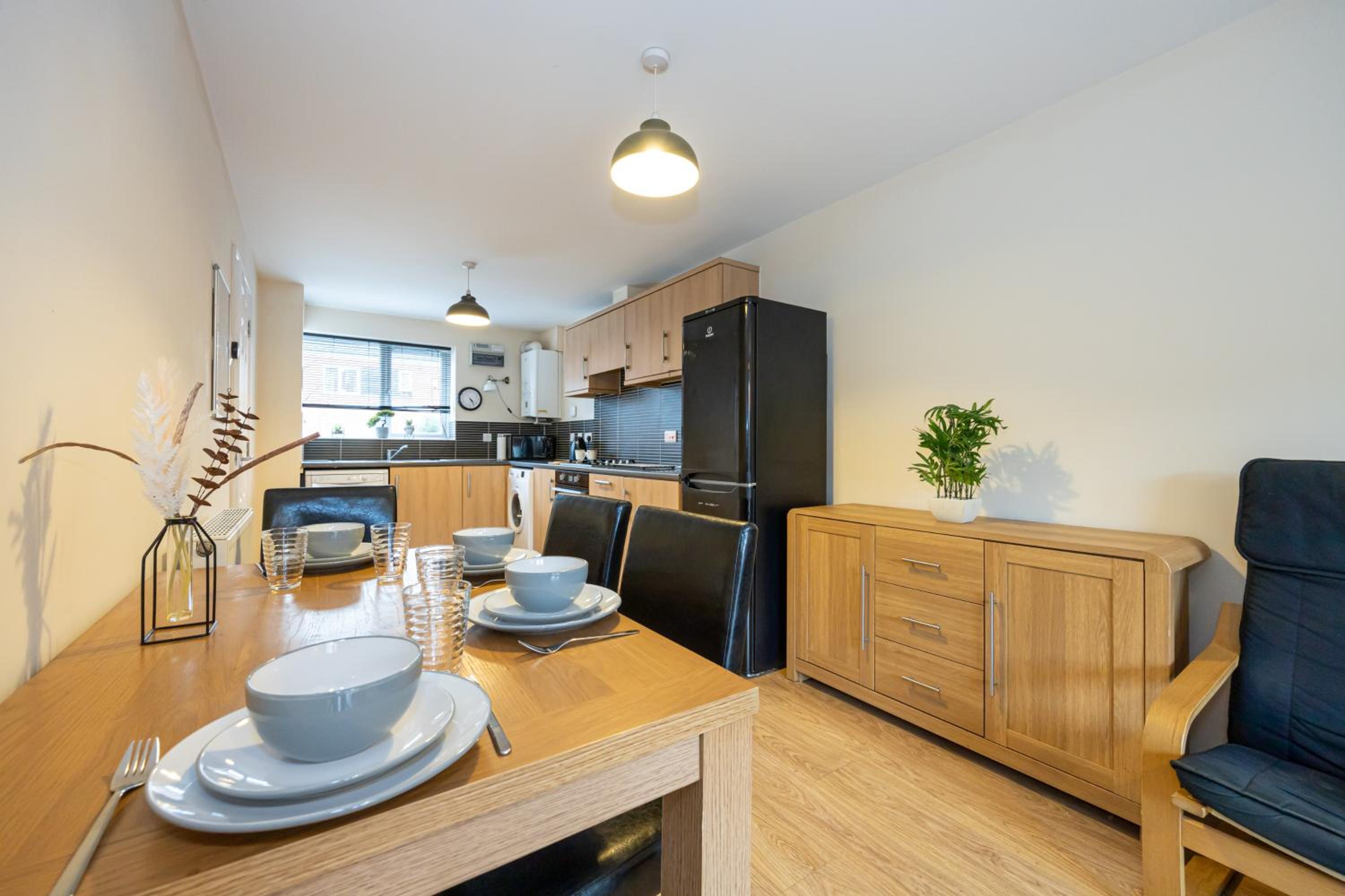 Beautiful 4 Bed House in Manchester Free Parking view 5