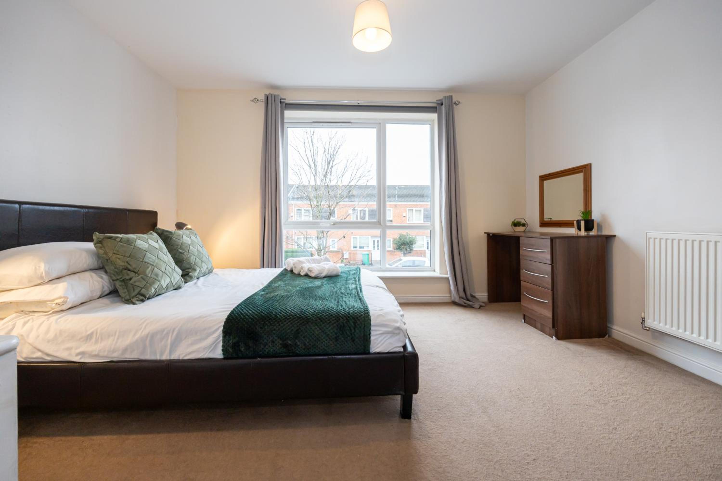 Beautiful 4 Bed House in Manchester Free Parking view 2