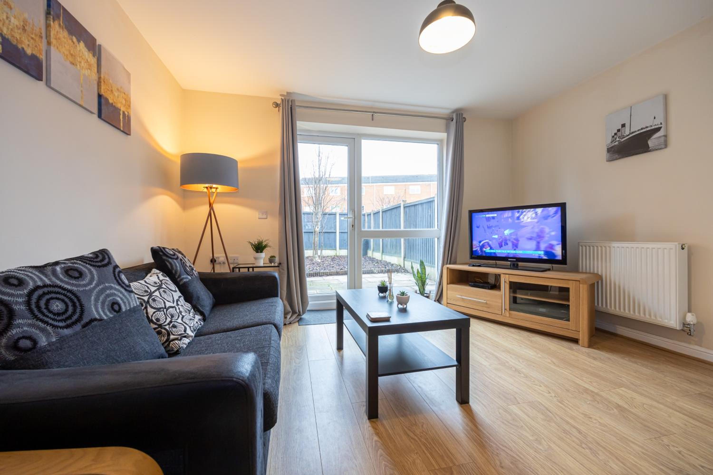 Beautiful 4 Bed House in Manchester Free Parking view 3