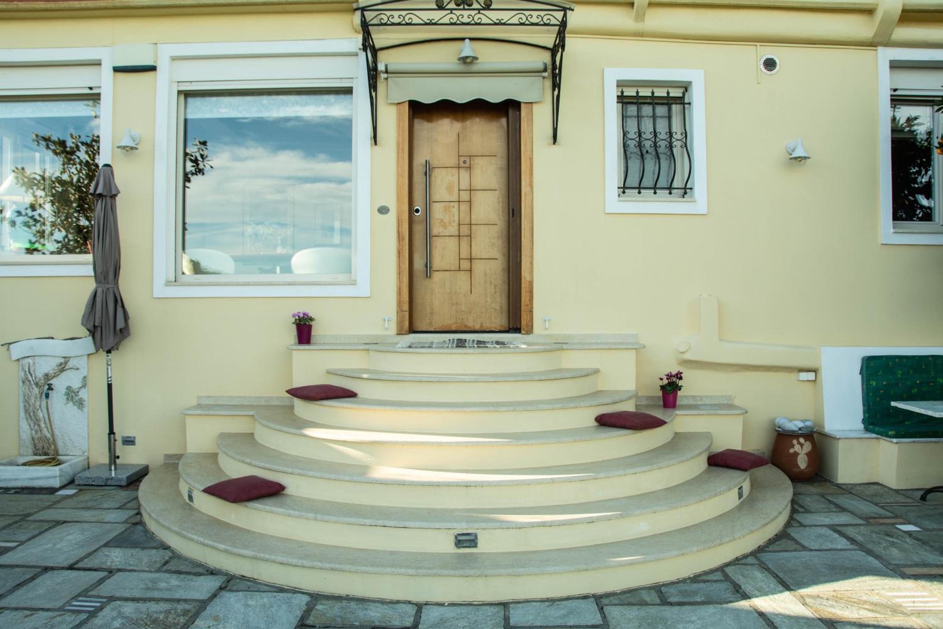 Hotel Maya's home - Image 1