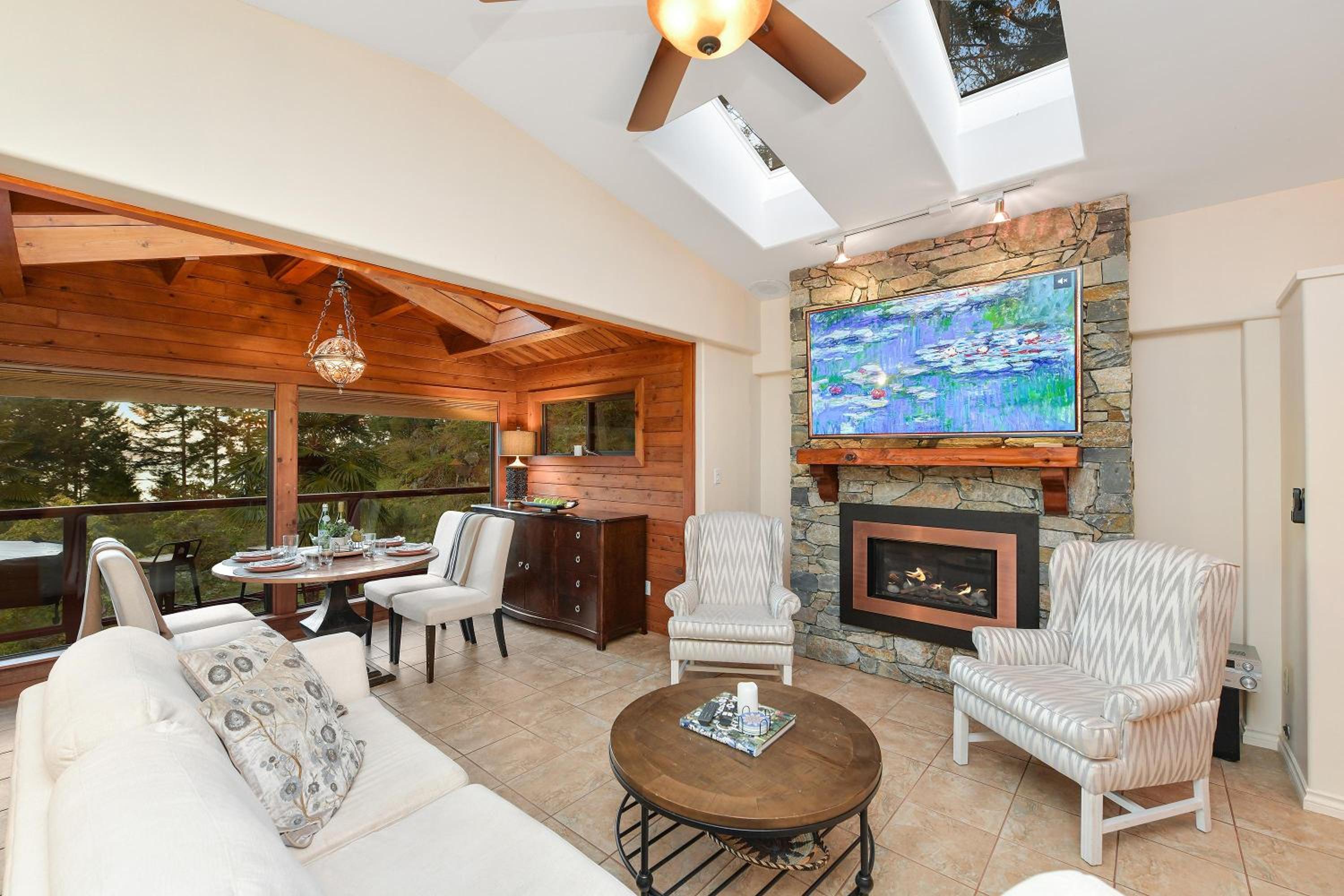 Dolphin House by EMR Vacation Rentals