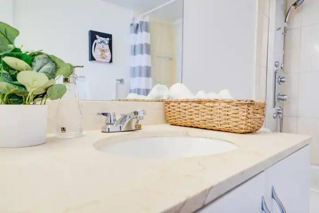 56F 2Bdr PENTHOUSe Mil$ViewBiscaneBayCty FreePKing