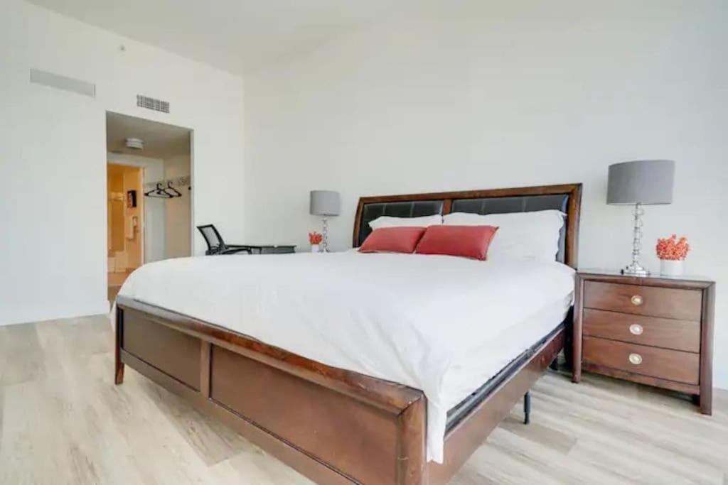 56Floor 2bd 2ba PENTHOUSE 28 Day Minimum Stay Million Dollar View