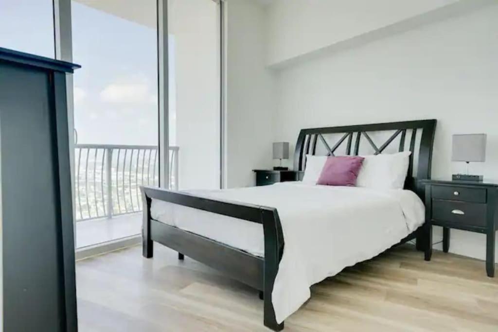 56Floor 2bd 2ba PENTHOUSE 28 Day Minimum Stay Million Dollar View