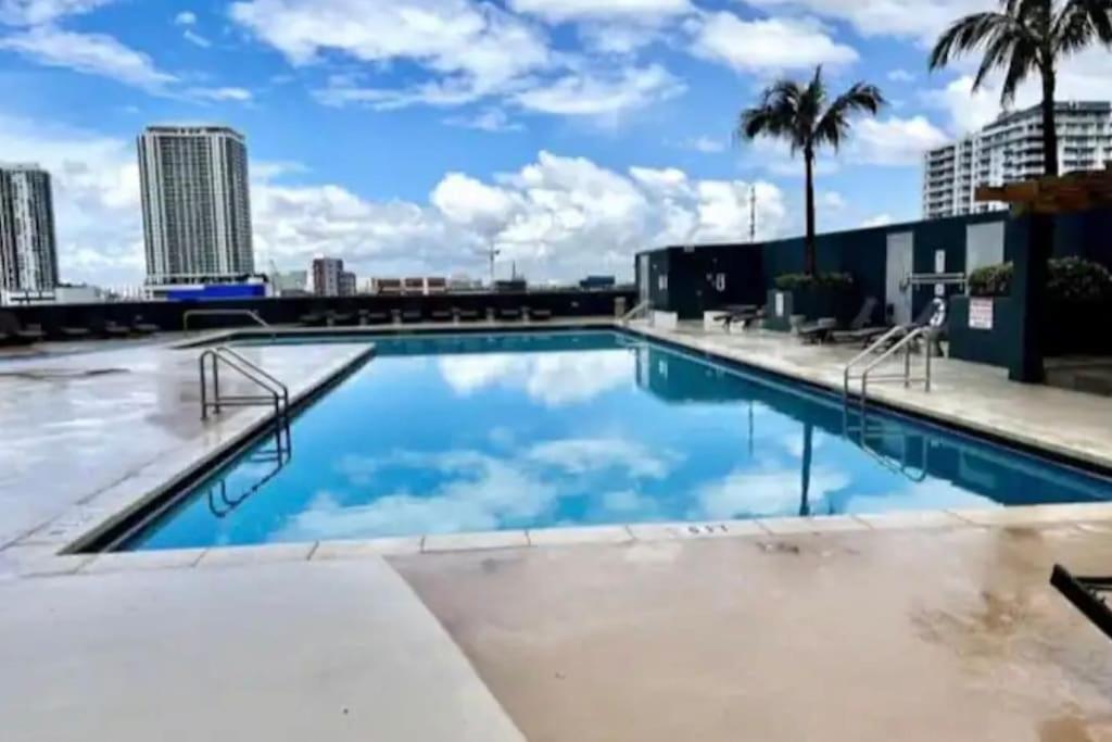 56Floor 2bd 2ba PENTHOUSE 28 Day Minimum Stay Million Dollar View