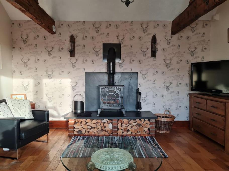 Romantic rural cottage, log burner, Smart TV early check in ,large gardens view 3