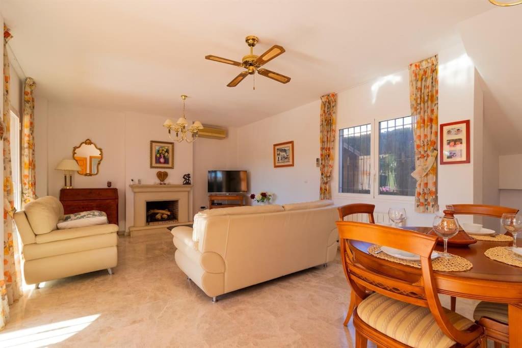 Villa Henri spacious 6P villa with private pool view 4