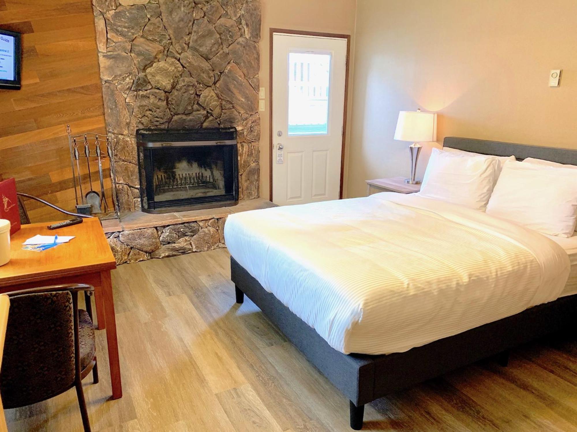 Jasper Vacations - Sunwapta Falls Rocky Mountain Lodge - Property Image 9