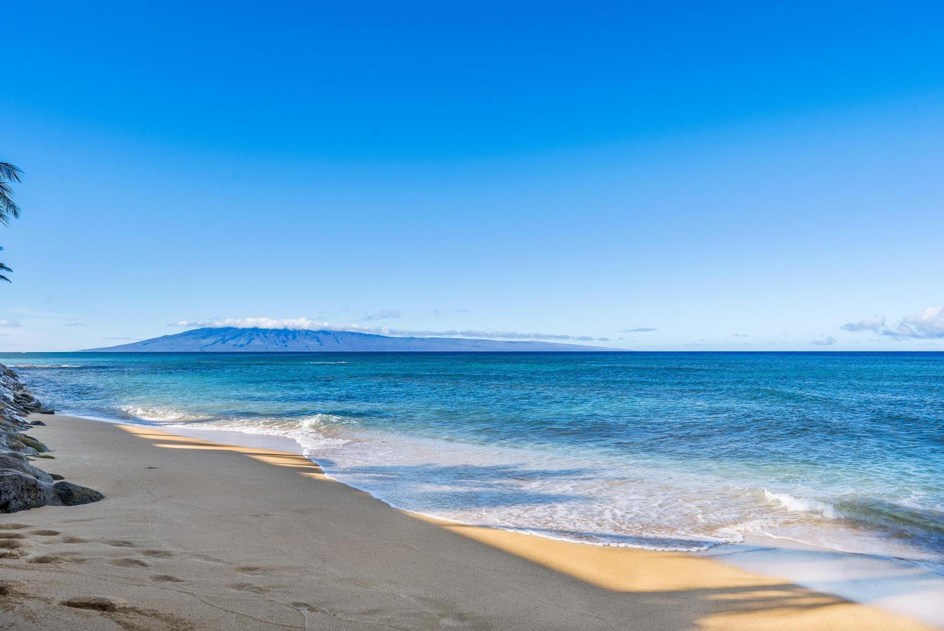 Hale Mahina A202 · HM A202 OceanFront Condo on Sandy Beach w Poo