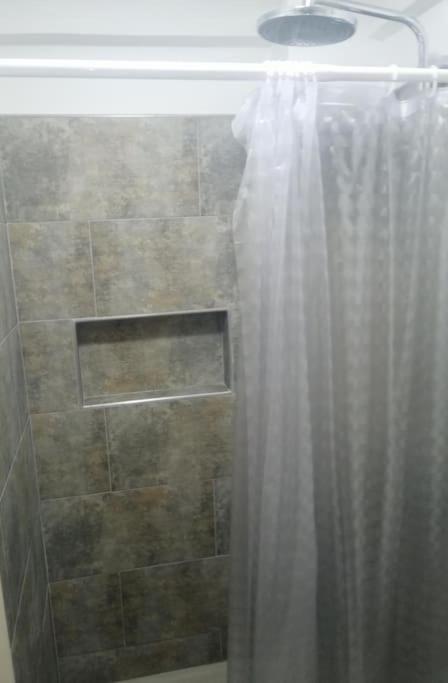 ALQUILO''APARTAMENTO COMPLETO con ZONA PRIVADA SOCIAL BARBECUE BBQ'' para FAMILIAS-3 HABITACION-2 duchas