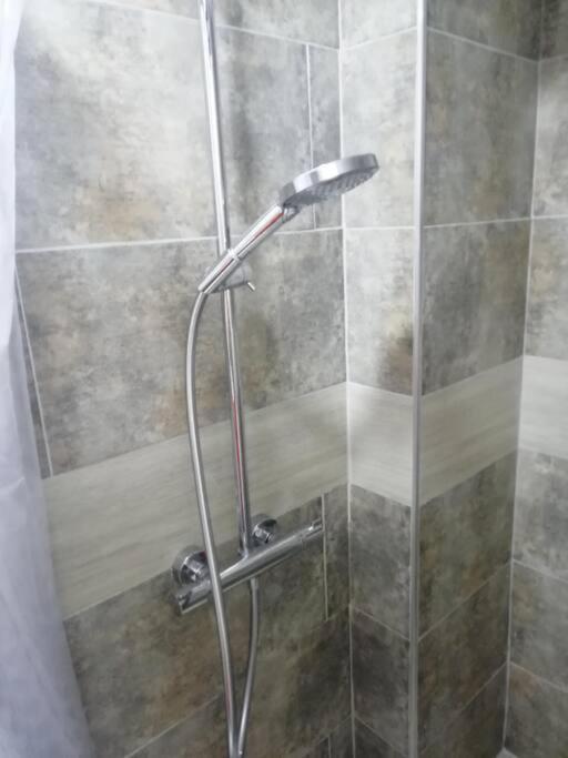 ALQUILO''APARTAMENTO COMPLETO con ZONA PRIVADA SOCIAL BARBECUE BBQ'' para FAMILIAS-3 HABITACION-2 duchas