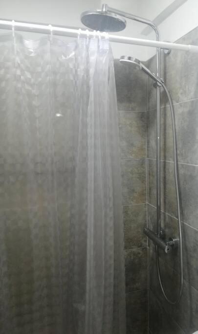 ALQUILO''APARTAMENTO COMPLETO con ZONA PRIVADA SOCIAL BARBECUE BBQ'' para FAMILIAS-3 HABITACION-2 duchas