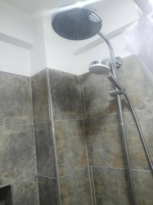 ALQUILO''APARTAMENTO COMPLETO con ZONA PRIVADA SOCIAL BARBECUE BBQ'' para FAMILIAS-3 HABITACION-2 duchas