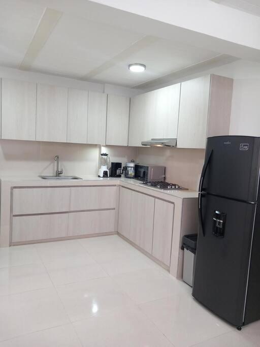 ALQUILO''APARTAMENTO COMPLETO con ZONA PRIVADA SOCIAL BARBECUE BBQ'' para FAMILIAS-3 HABITACION-2 duchas