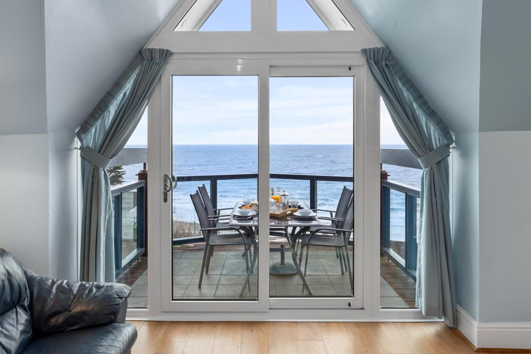 Schooner House - Panoramic Sea Views and Parking