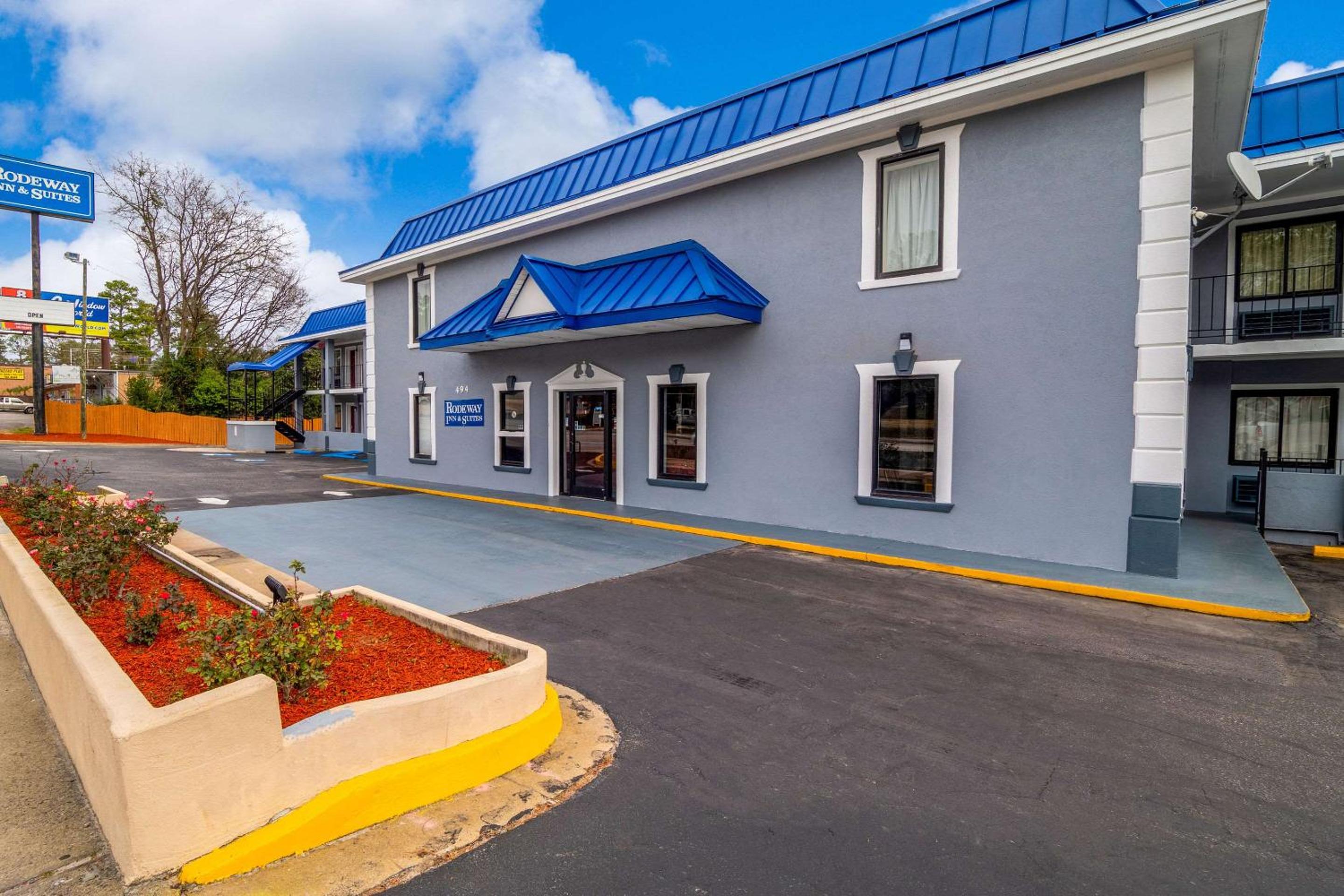 Hotel Rodeway Inn & Suites Fort Jackson - Image 1