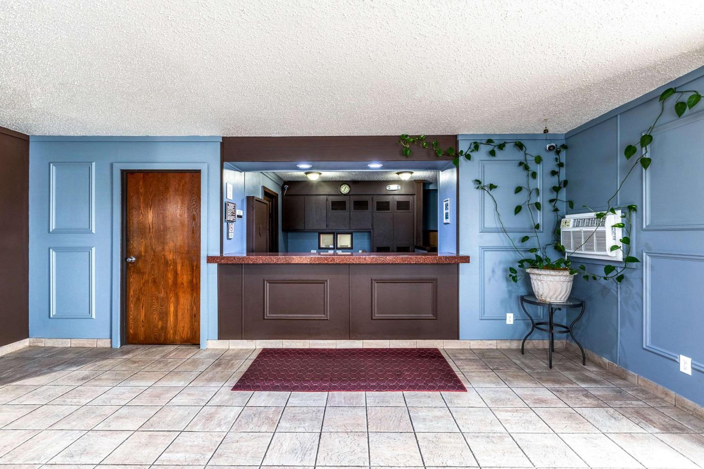 Econo Lodge Inn & Suites Auburn view 3