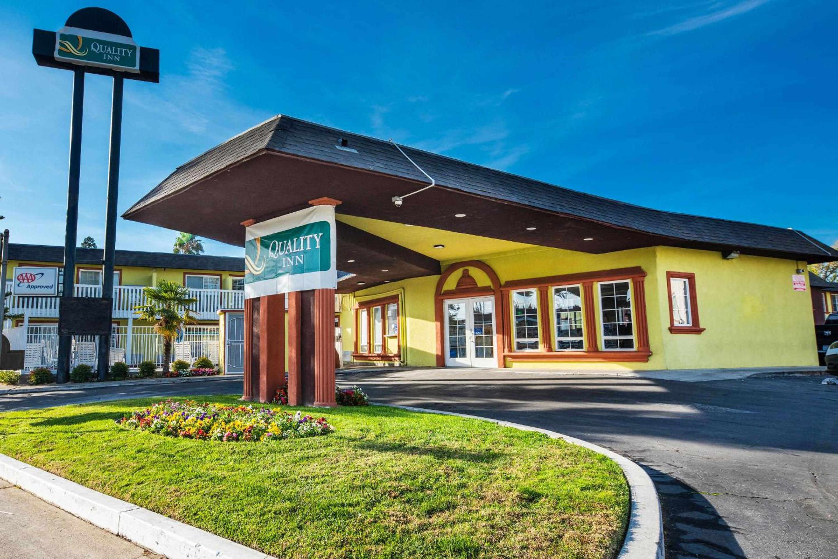 Hotel Quality Inn & Suites - Image 1