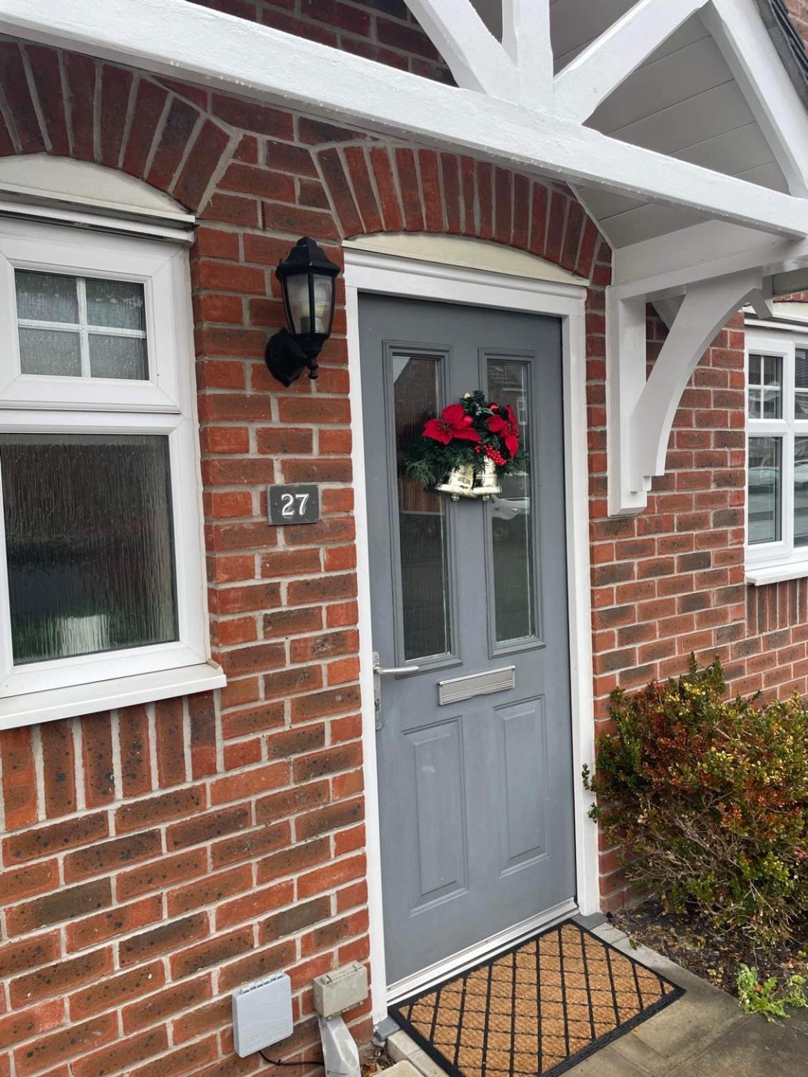 3 Bedroom Semi-Detached Home Sleeps 5 with Driveway
