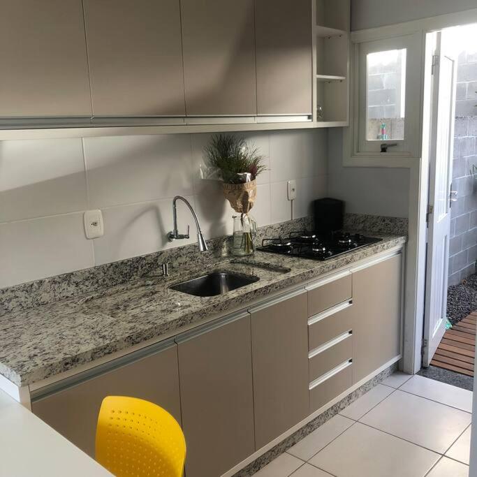 Casa em condomínio- 5km da praia