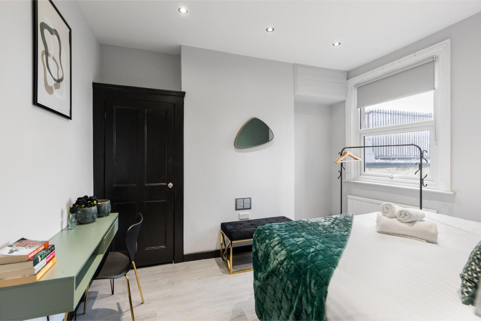 Luxurious Evergreen Flat Sleeps 4 — hotel room
