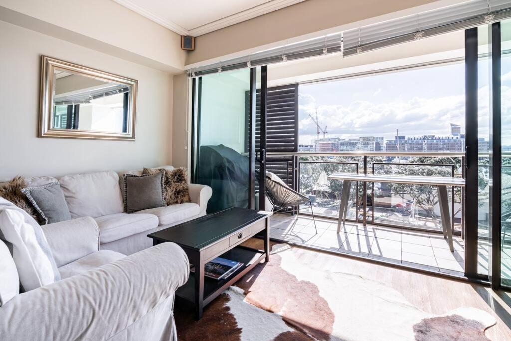 A Luxury Waterfront Nest Above Viaduct Harbor view 4