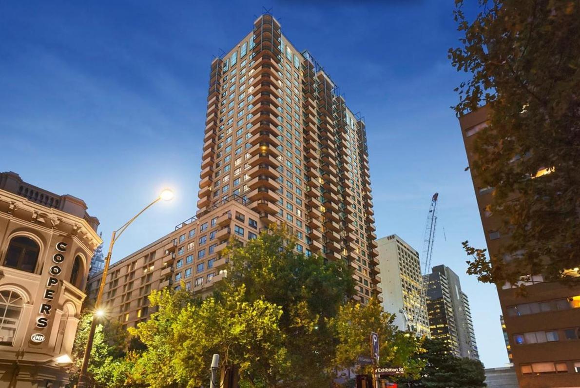 Hotel Regency Towers - Image 1