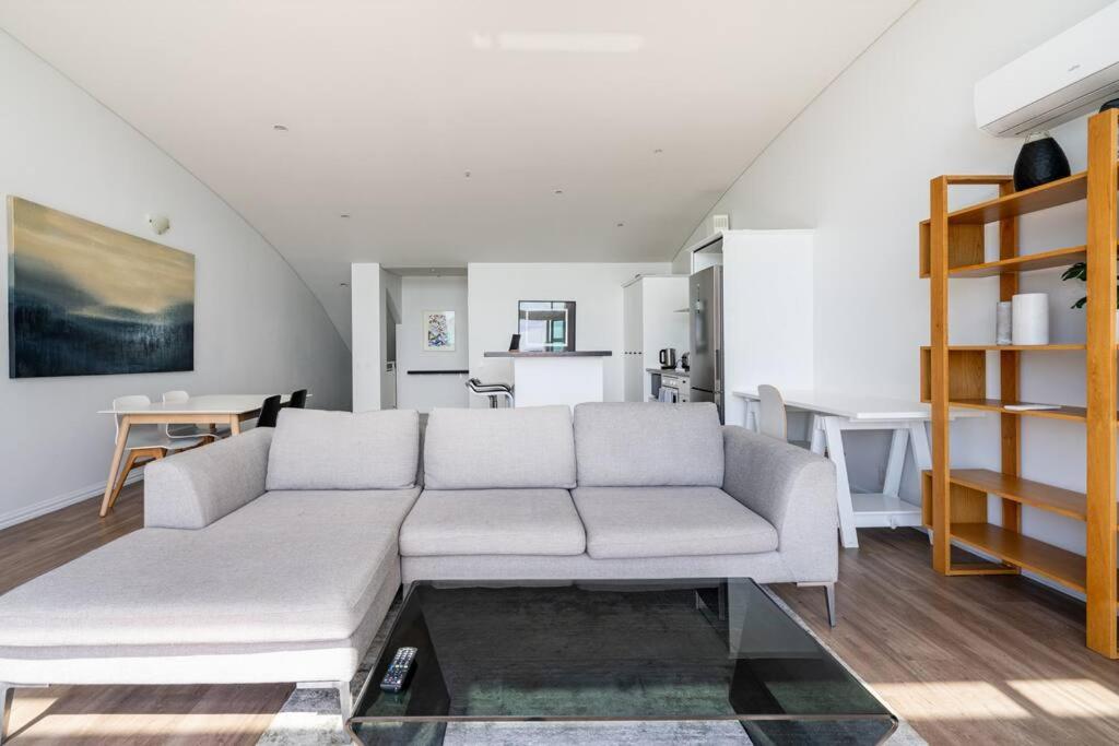 Spacious Penthouse With Spectacular Harbour Views! view 2