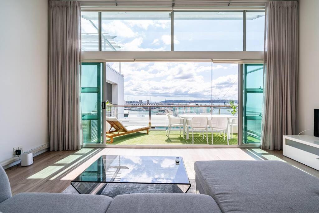 Spacious Penthouse With Spectacular Harbour Views! view 4