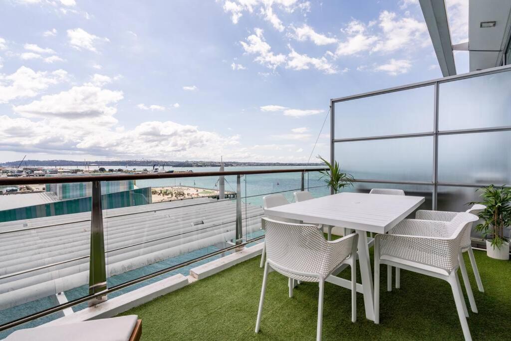 Spacious Penthouse With Spectacular Harbour Views! view 5