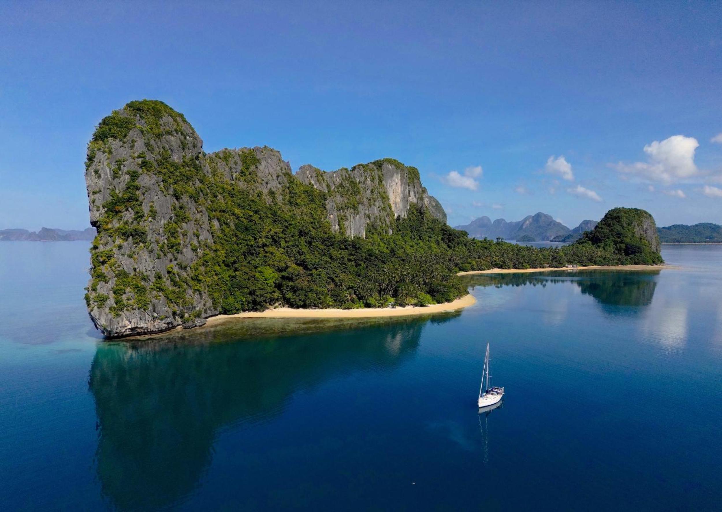 Palawan Private Sailing Yacht Cruise in El Nido view 2