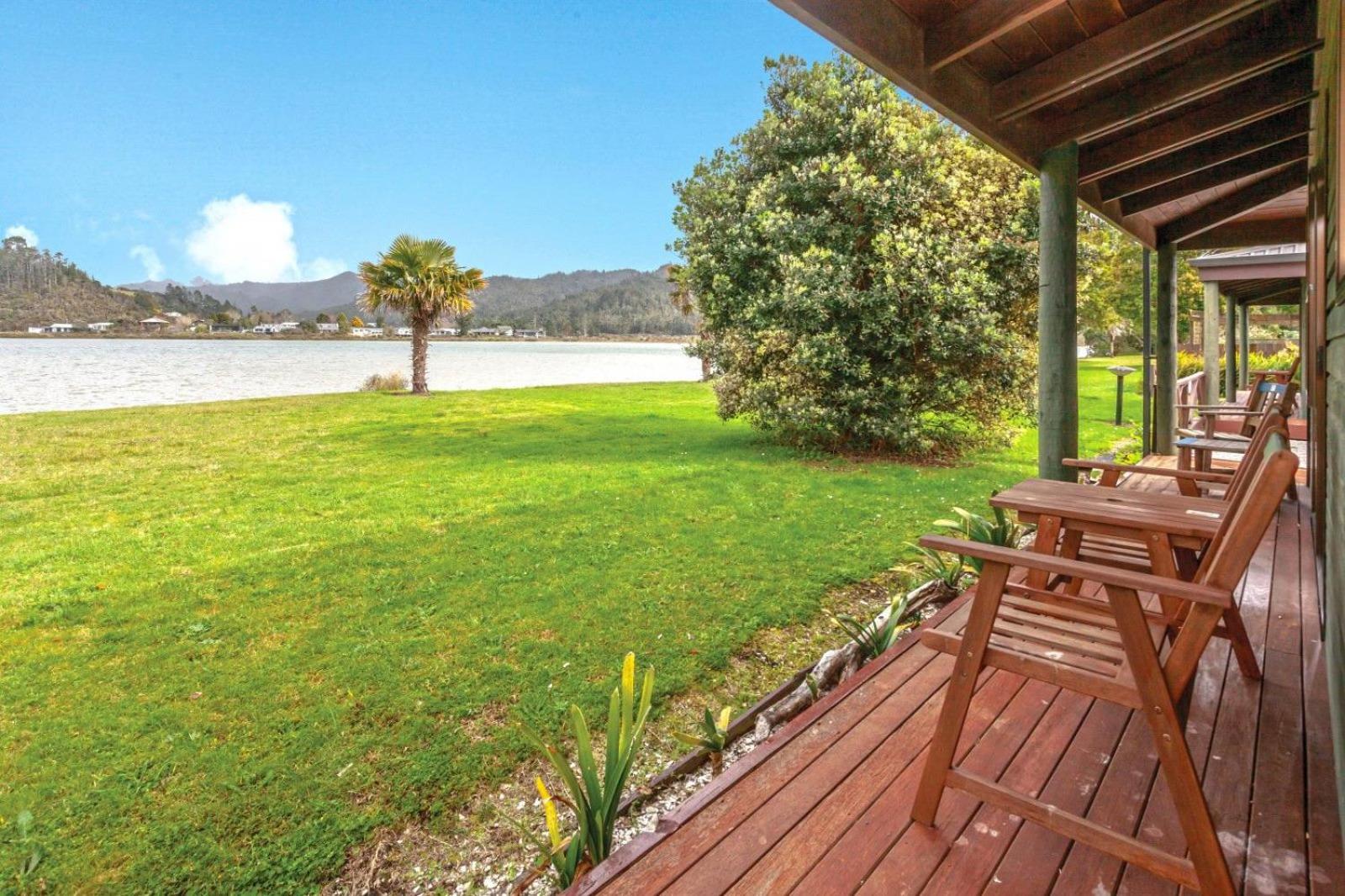 Waterfront island-style 1-bdrm superior Villa