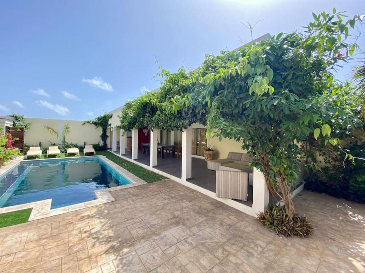 Modern 4BR Villa with Private Pool walk to Palm Beach