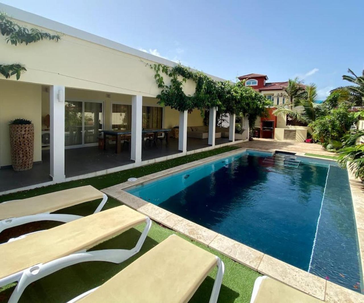 Modern 4BR Villa with Private Pool walk to Palm Beach